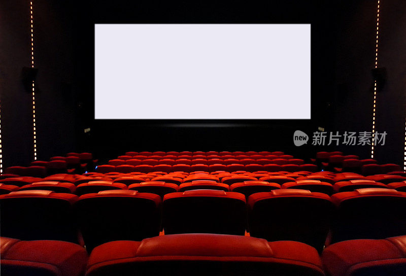 空的电影院座位和空白的白色屏幕