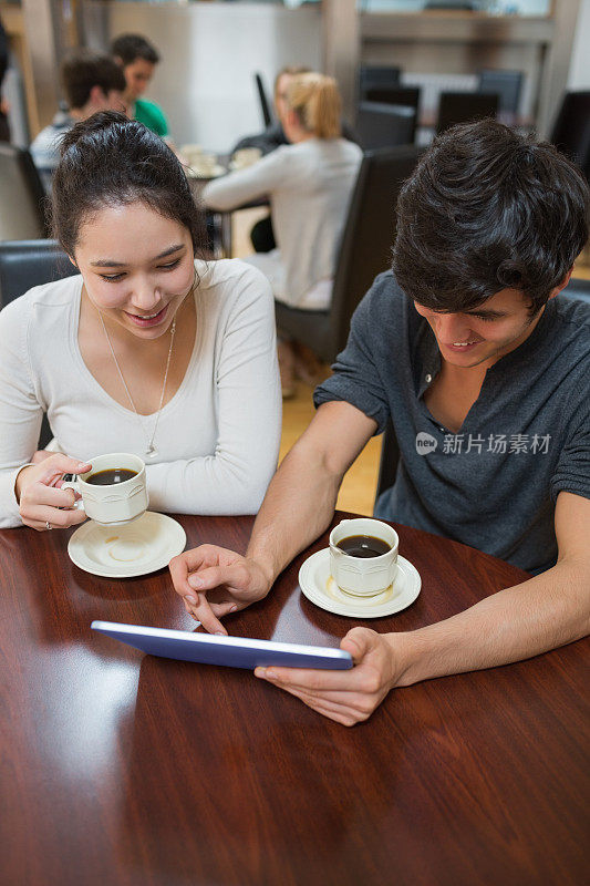 情侣们喝着咖啡，用着平板电脑