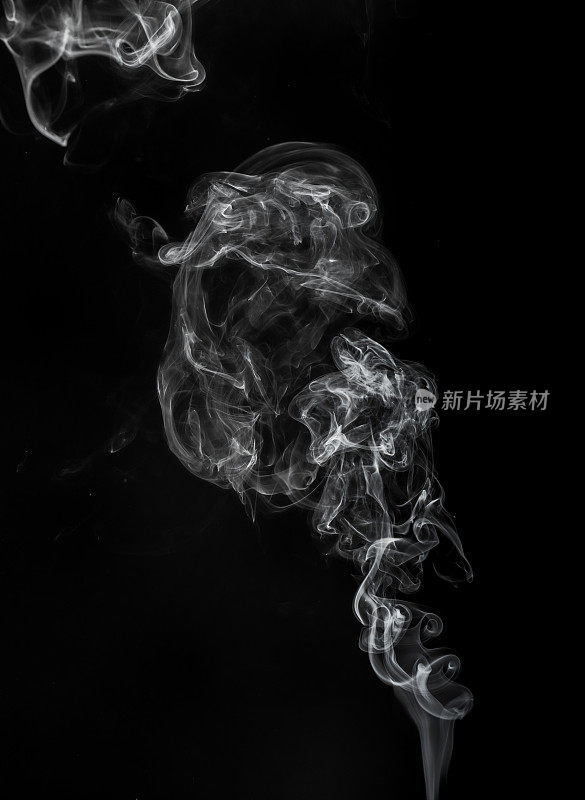 黑色背景上的真实烟雾图像