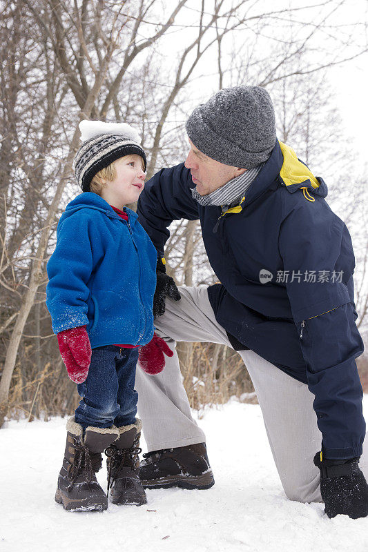 爷爷和孙子在雪地里