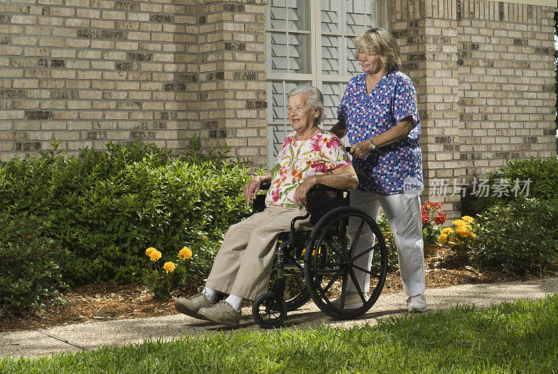坐轮椅的老妇人