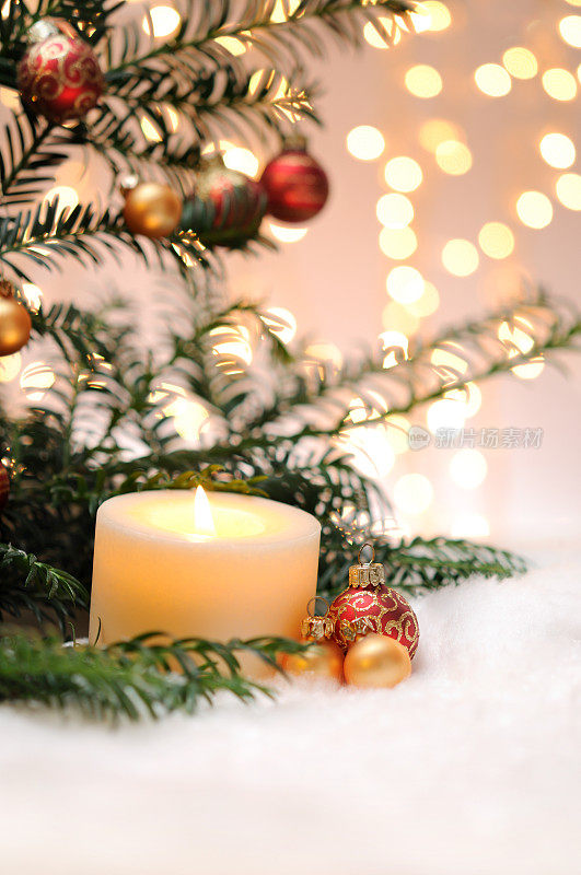 蜡烛与圣诞球和松树
