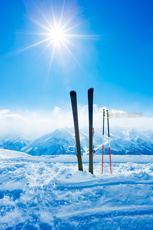 滑雪场顶部的滑雪板和滑雪杖