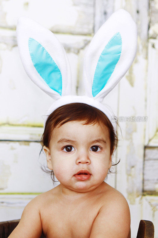 戴着复活节兔耳朵的小男孩