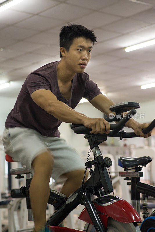 骑着健身自行车的年轻人