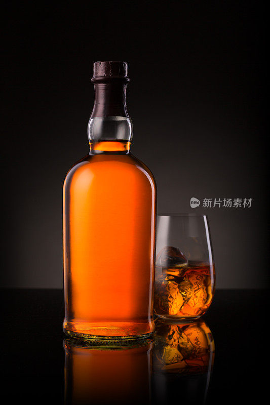 威士忌酒瓶和玻璃杯