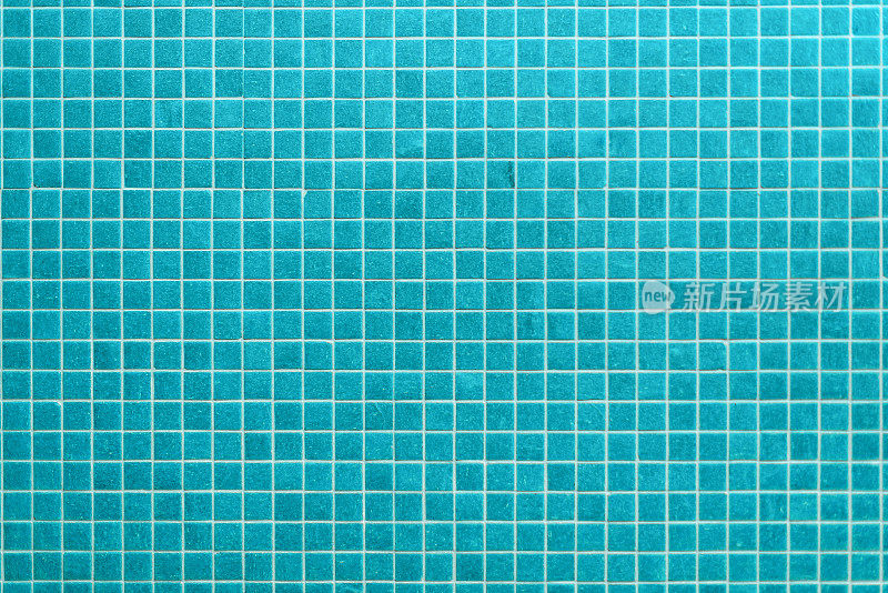 现代浴室里铺着薄荷蓝色瓷砖
