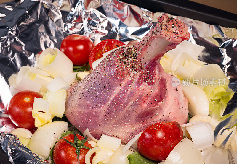 羊小腿和蔬菜准备在烤箱中烤