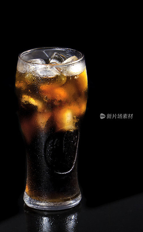 一杯可乐加冰的黑色背景