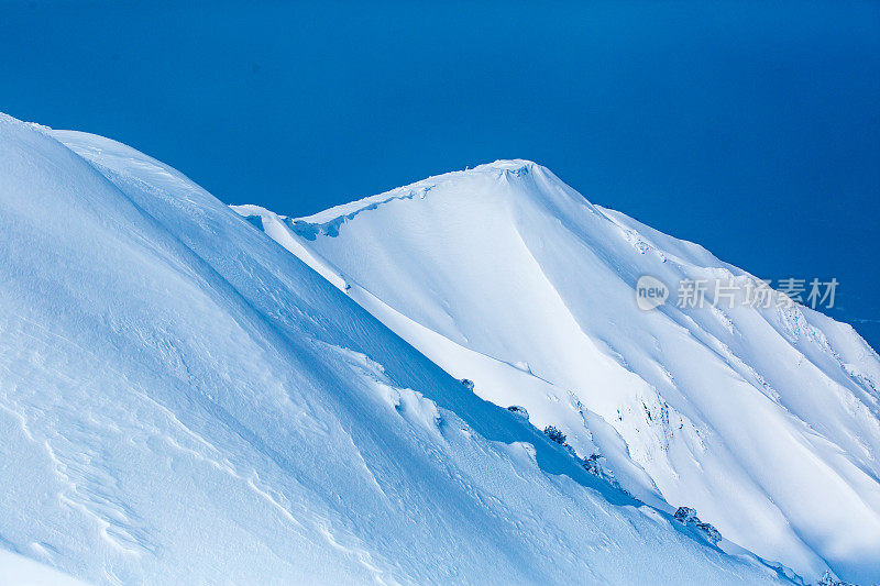 白雪皑皑的山峰