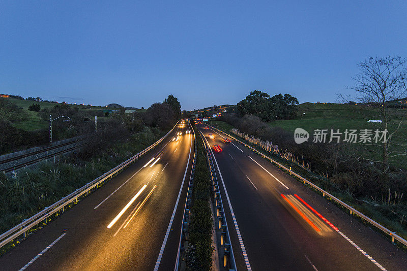 高速公路晚上