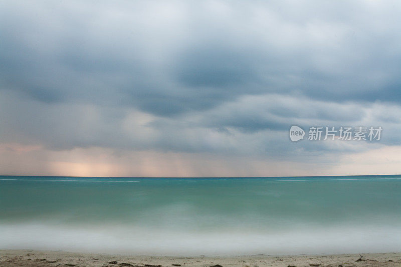 雨在海上