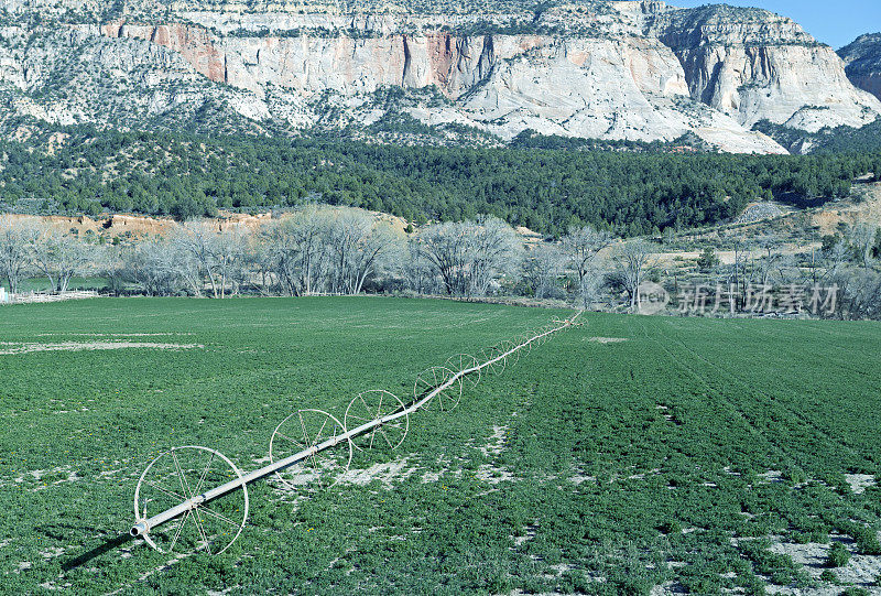 犹他州南部岩层下的灌溉设备和农田