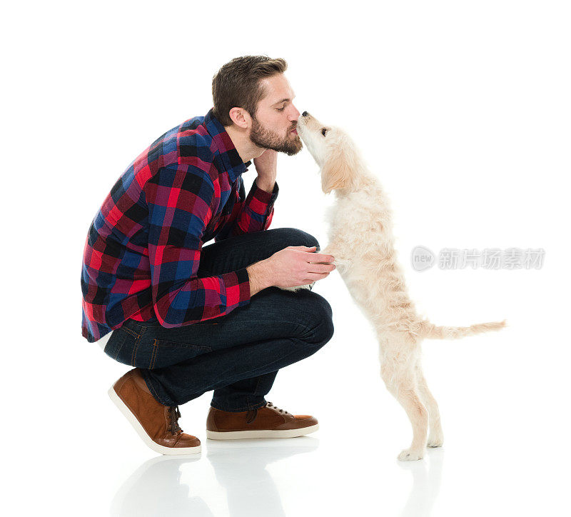 一个随便的男人亲吻他的狗