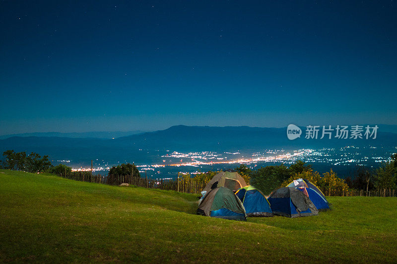 露营帐篷在繁星点点的夜空下闪闪发光。