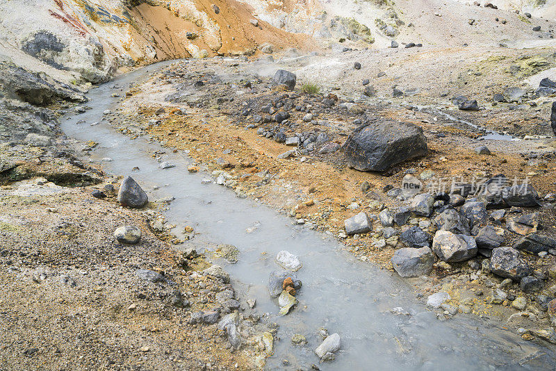 日本北海道地狱谷的一条河