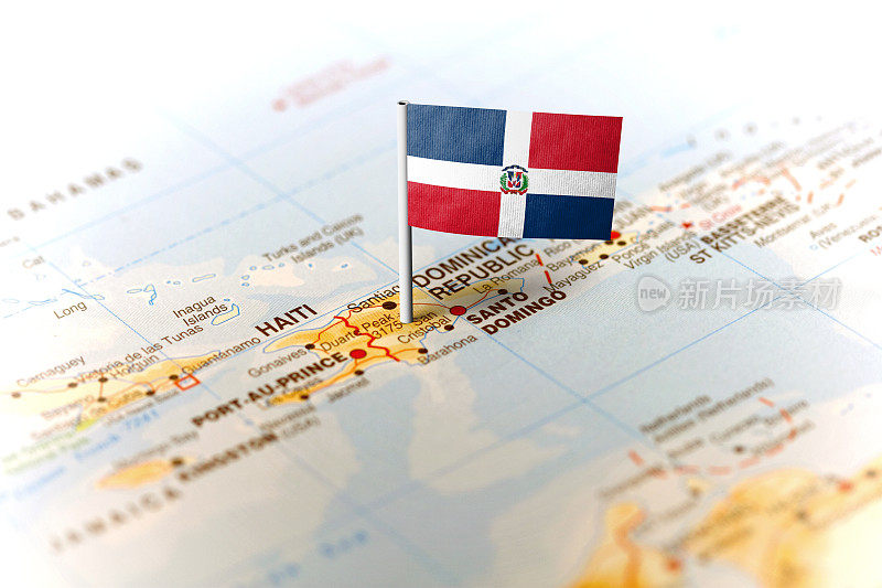多米尼加共和国的国旗被钉在地图上
