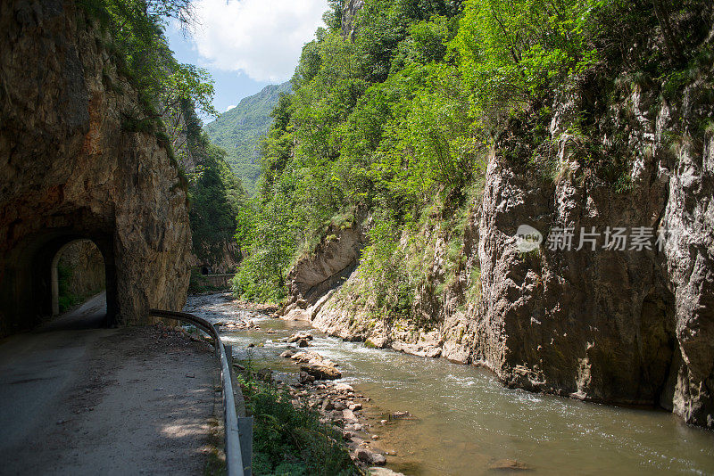 山河景观有岩石、岩石圈峡谷