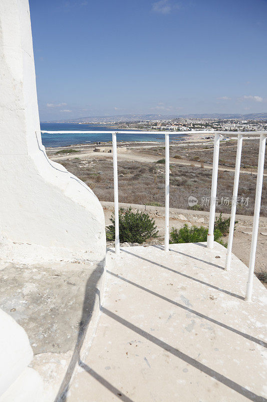 塞浦路斯帕福斯白色灯塔楼梯平台映衬着蓝天