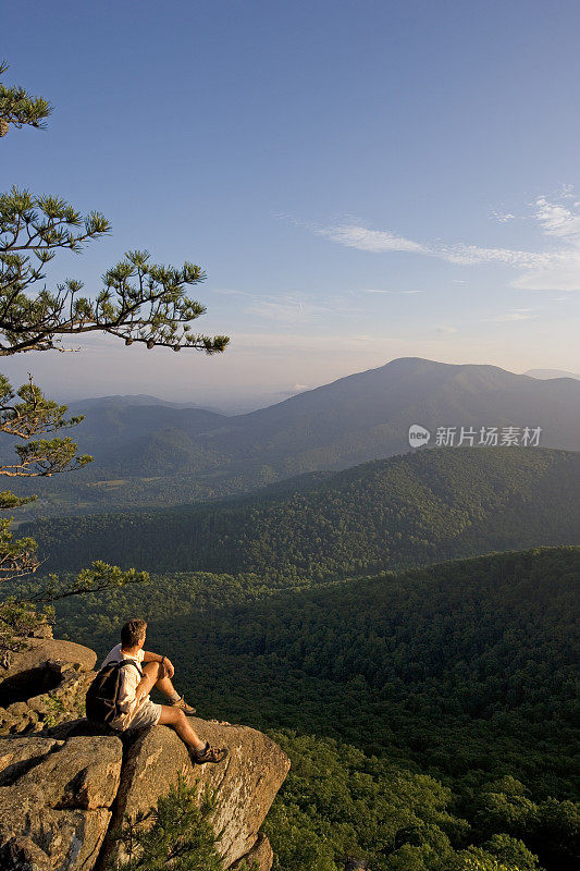 在蓝岭山脉的岩架上的徒步旅行者