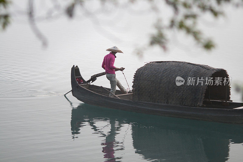 渔民们在雾中准备钓鱼