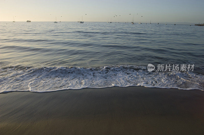 加州圣巴巴拉，海浪冲上岸