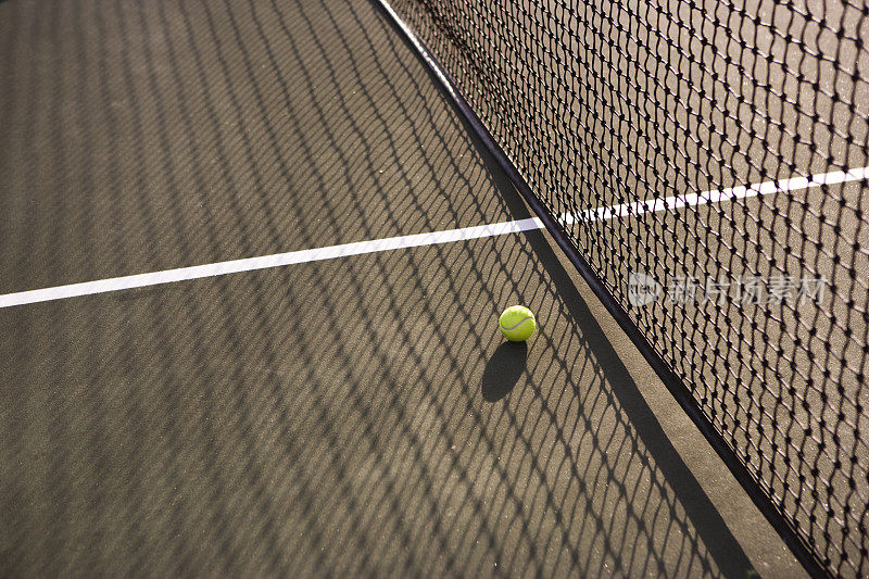 红土球场上的网球
