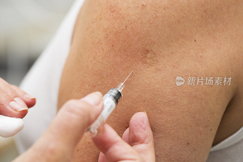 流感疫苗……护士在工作，病人在接种疫苗