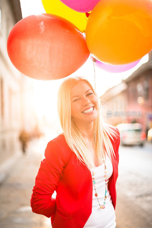 带着气球的微笑女人