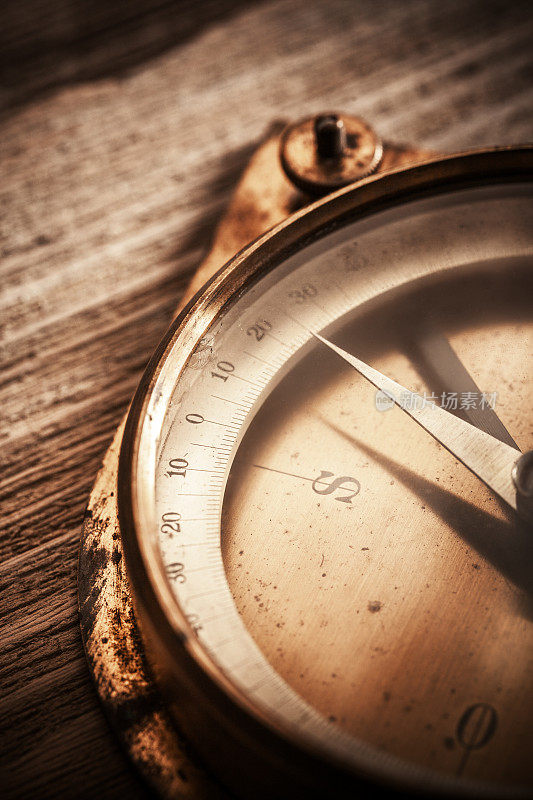 老式指南针，指向南方向