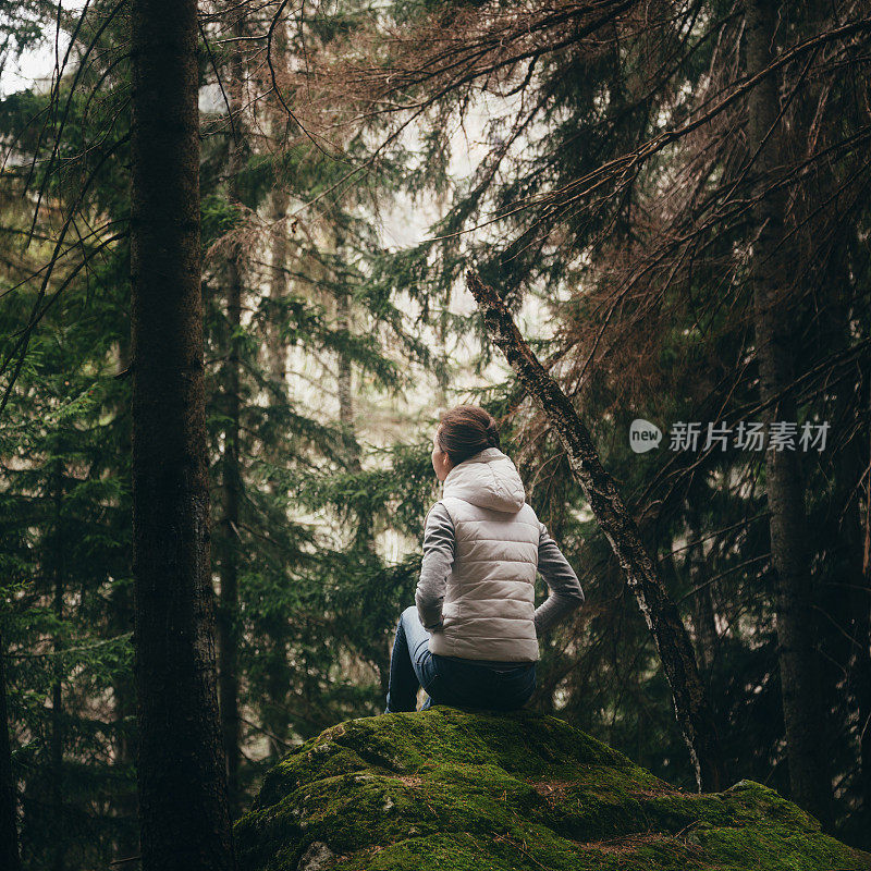 女旅行者喜欢森林里的景色