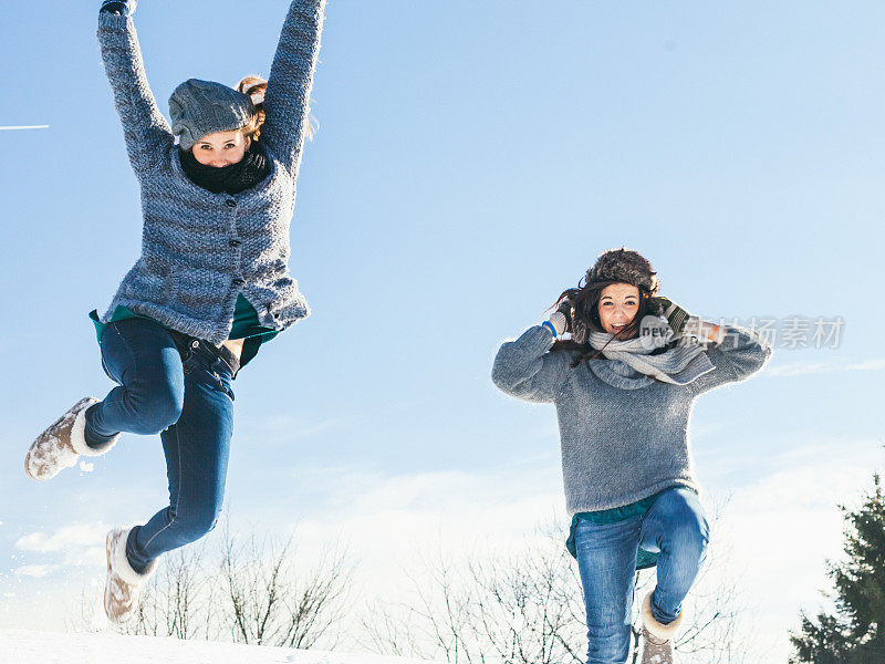 年轻女子在雪中嬉戏