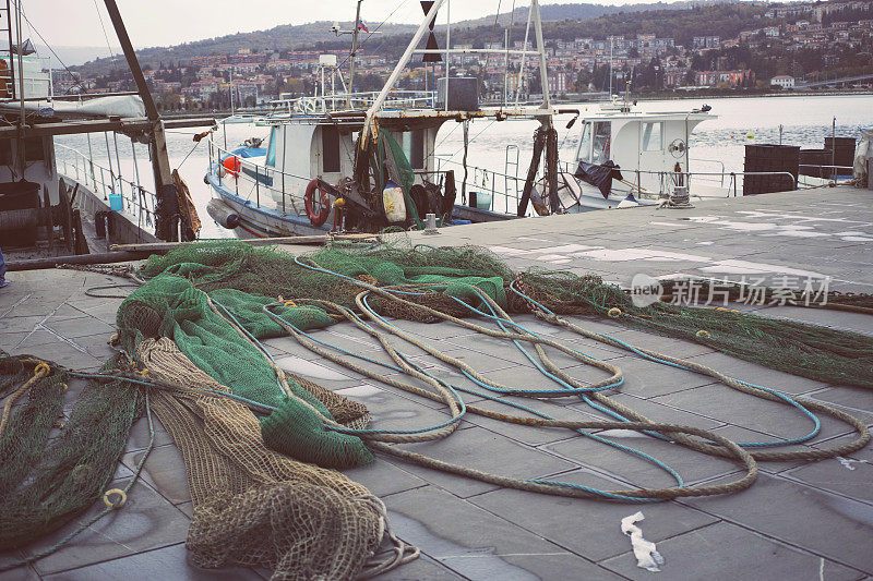 地中海码头上的渔网