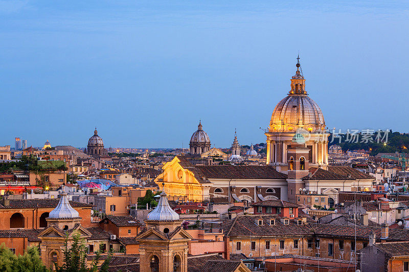 黄昏时分，意大利，罗马的天际线和教堂的圆屋顶