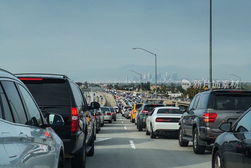 俯瞰市中心天际线的洛杉矶交通堵塞