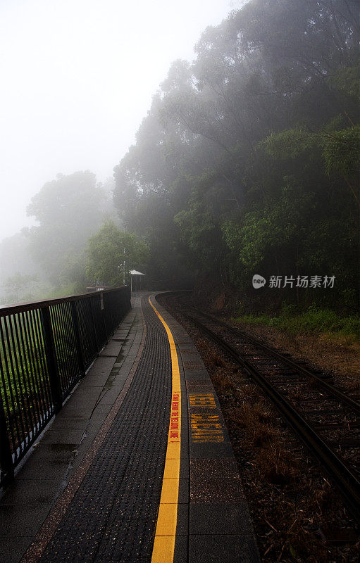 雨中的巴伦瀑布火车站