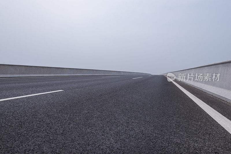 天空下的公路