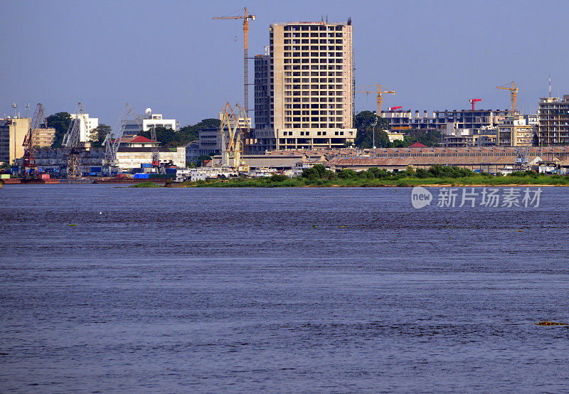 金沙萨港，刚果河