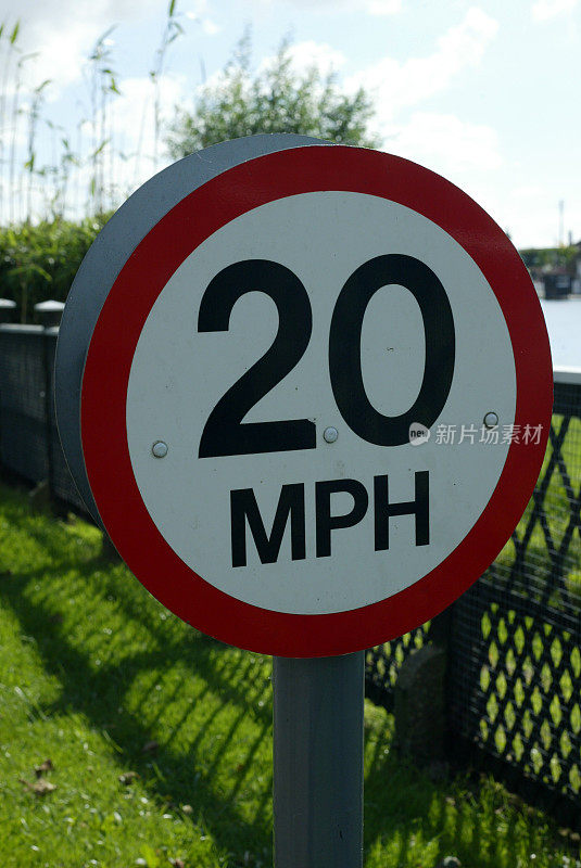 20英里的道路标志英国萨福克