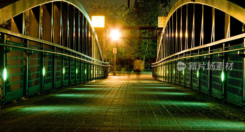 人行桥在晚上