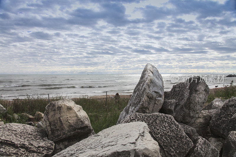 岩石在海边