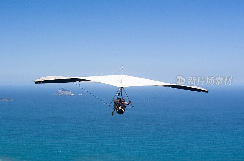 悬挂式滑翔飞越海洋。体育运动。