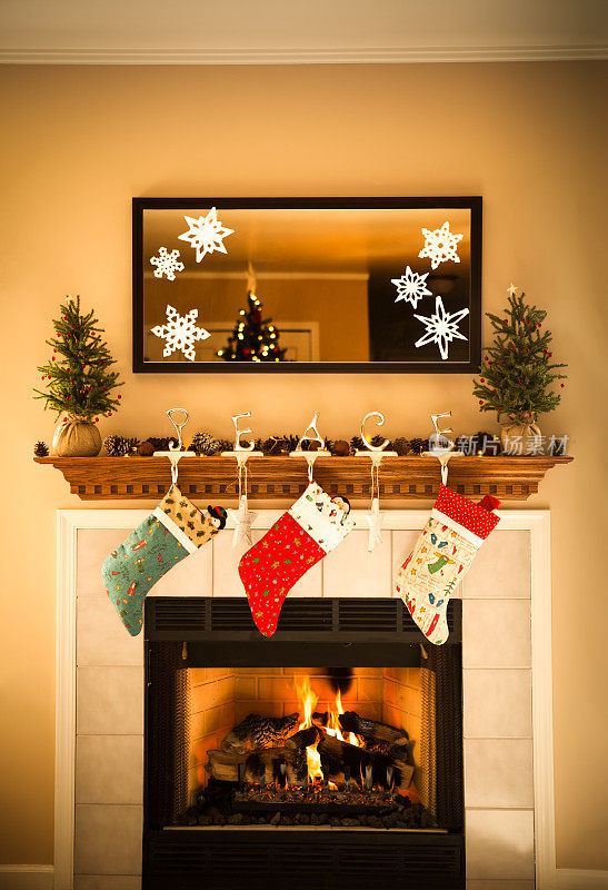 燃烧的壁炉与壁炉架和镜子装饰圣诞节