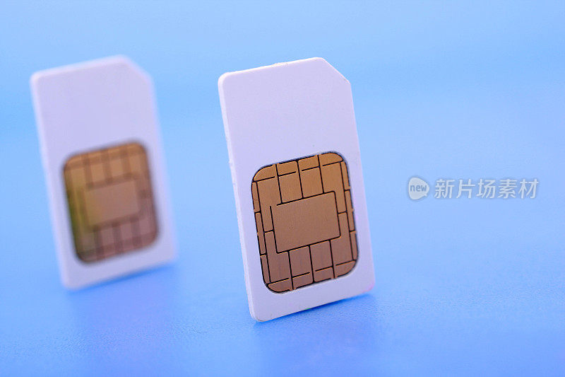 两张蓝色背景的SIM卡