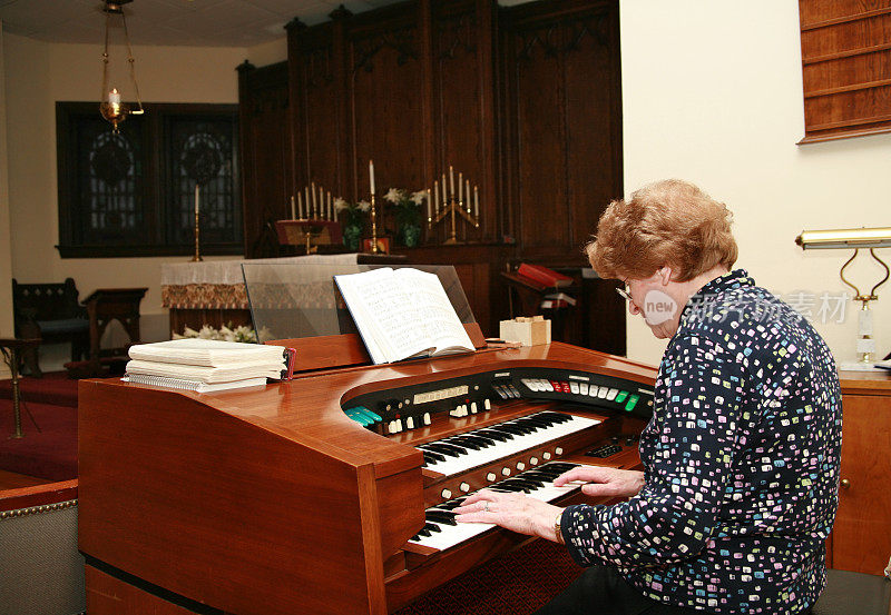 教堂风琴演奏者