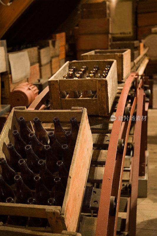 废弃的啤酒厂里装着啤酒瓶的板条箱