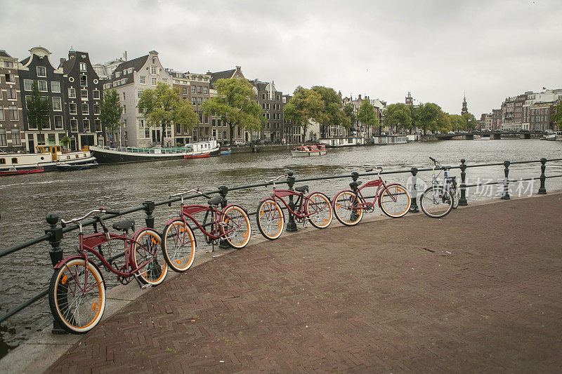 荷兰阿姆斯特丹水渠沿岸的自行车