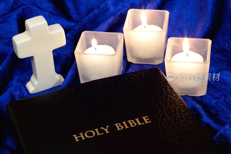 有白十字架和蜡烛的圣经