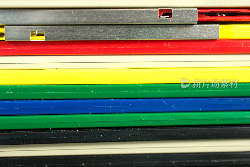 彩色的过时计算机软盘的边缘。
