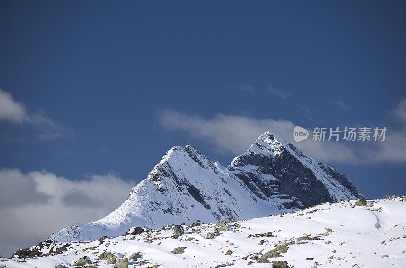 接近挪威Jotunheimen国家公园白雪皑皑的山峰